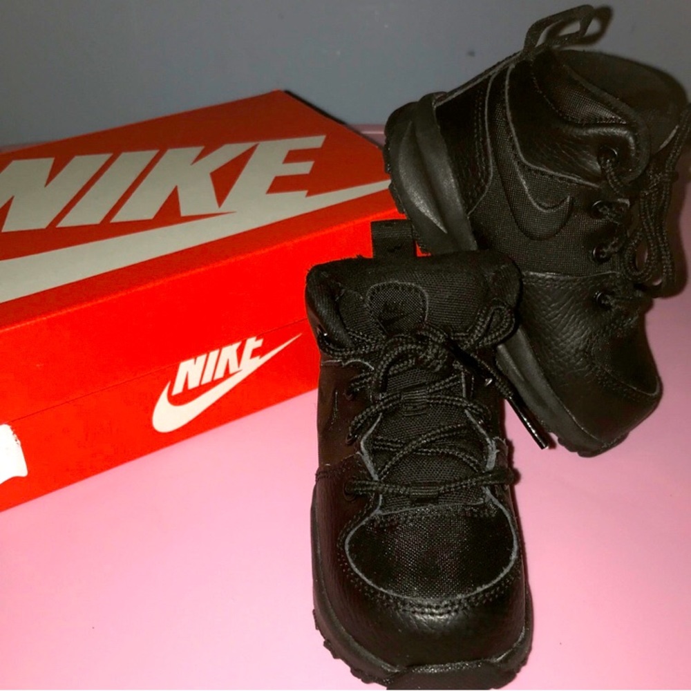 Nike Manoa LTR Shoes in Black